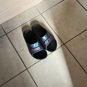 Oofos size 9 women’s Ooahh recovery slide